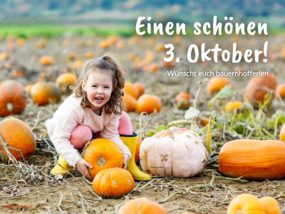 Mädchen sitzt in Kürbisfeld und hält einen Kürbis in der Hand. Schriftzug "Einen schönen 3. Oktober wünscht euch bauernhofferien!"
