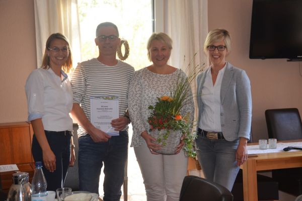 Martina Warnken und Vivien Ortmann von der AG gratulieren Ehepaar Borchers zum Hofjubiläum