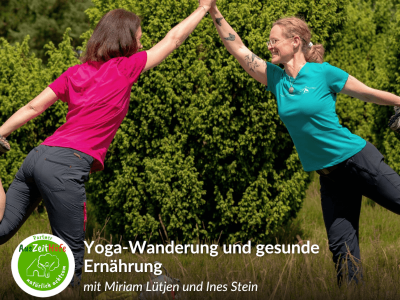 Miriam Lütjen und Ines Stein machen Yoga auf einer Wiese. Nehmen Sie teil an unserem AusZeitHöfe Angebot mit Yoga Wanderung und gesunder Ernährung