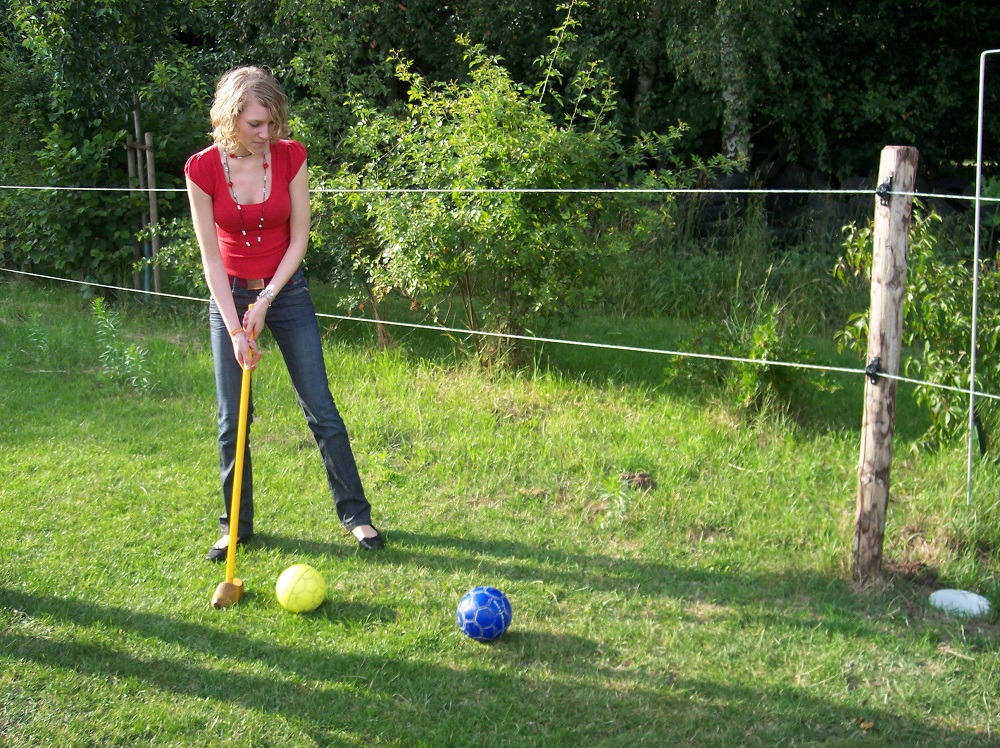 Junge Frau spielt Bauerngolf auf dem Ferienhof Meutstege