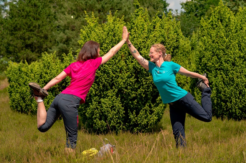 Miriam Lütjen und Ines Stein, Yoga im Grünen