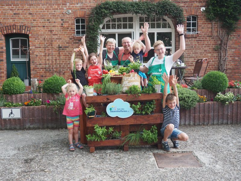 Familie Nyenhuis freut sich auf das 9. Große Bauernhof-Familien-Kochfest, das auf dem Ferienhof Nyenhuis stattfindet.